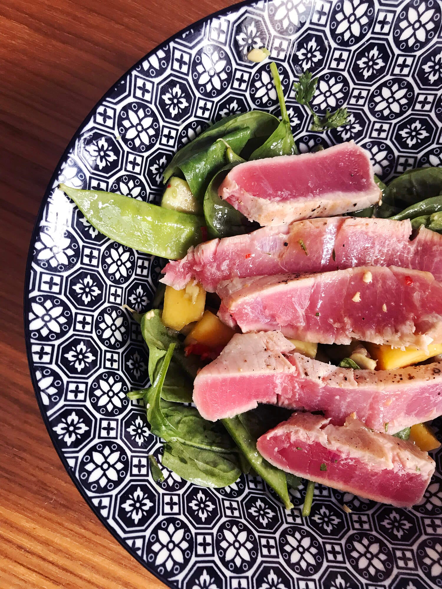 Er du på udkig efter en lækker og sund salatopskrift til frokost eller en let middag? Så er denne salat med lynstegt tun, mango, avocado og andet godt, lige noget for dig!  Salaten er nogenlunde nem at lave og utrolig mættende takket være avocadoen og tunen, så den kan sagtens fungere som et måltid i sig selv. Det tager kun omkring 20 minutter at lave salaten og 5 minutter at spise den, for den er nemlig rigtig god:)