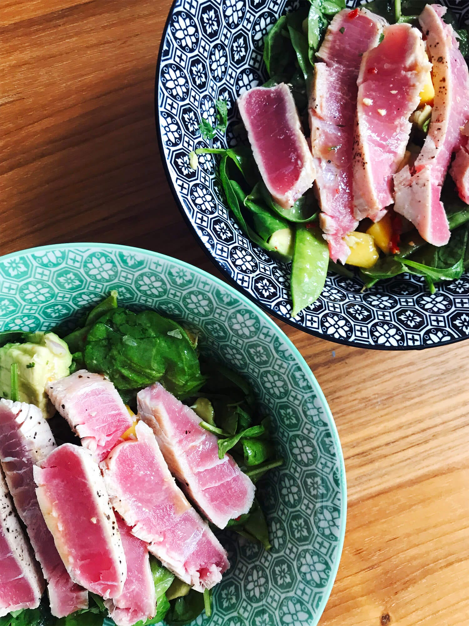 Er du på udkig efter en lækker og sund salatopskrift til frokost eller en let middag? Så er denne salat med lynstegt tun, mango, avocado og andet godt, lige noget for dig!  Salaten er nogenlunde nem at lave og utrolig mættende takket være avocadoen og tunen, så den kan sagtens fungere som et måltid i sig selv. Det tager kun omkring 20 minutter at lave salaten og 5 minutter at spise den, for den er nemlig rigtig god:)