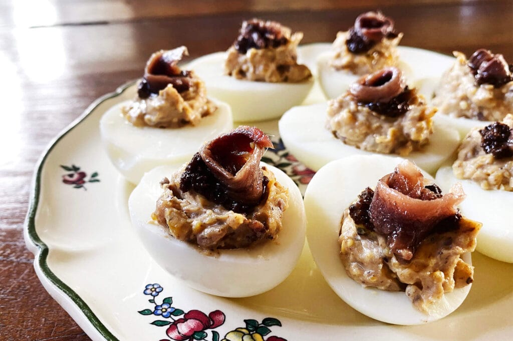 Opskrift: Deviled eggs med ansjoser og tapenade