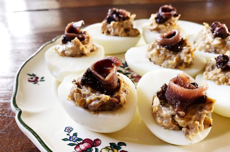 Opskrift: Deviled eggs med ansjoser og tapenade