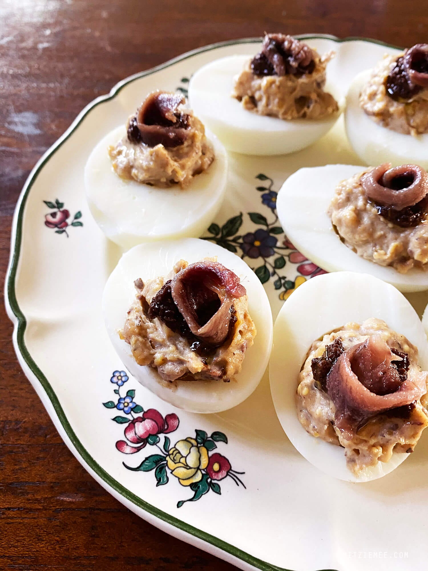 Opskrift: Deviled eggs med ansjoser og tapenade
