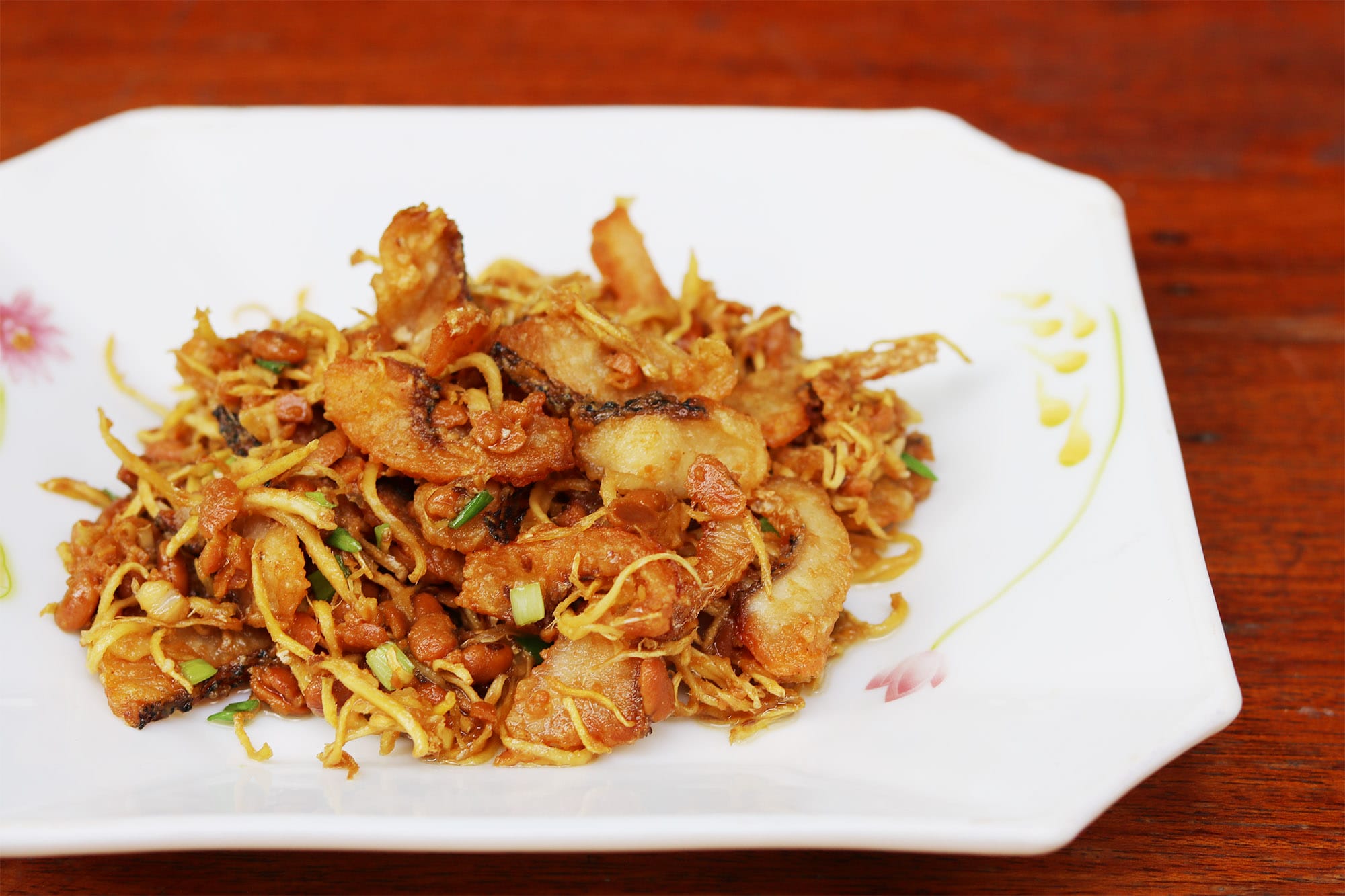 Cambodia Opskrift: Sprødstegt fisk med ingefær og fermenterede sojabønner (Trey Chien Chuon)