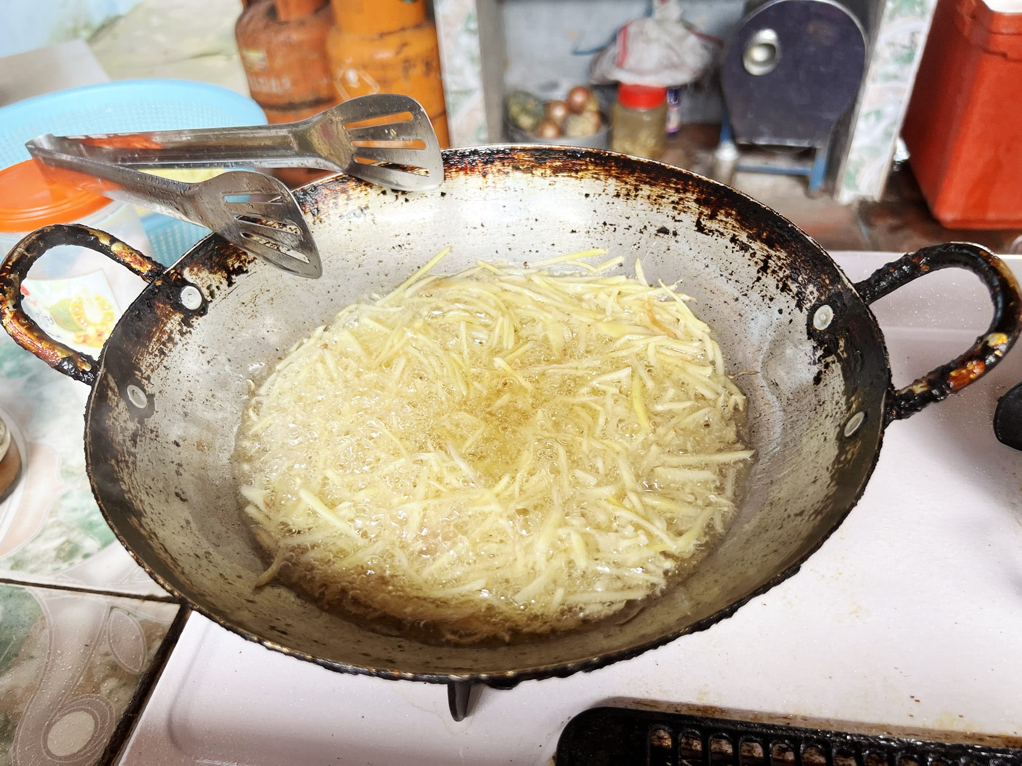 Cambodia Opskrift: Sprødstegt fisk med ingefær og fermenterede sojabønner (Trey Chien Chuon)