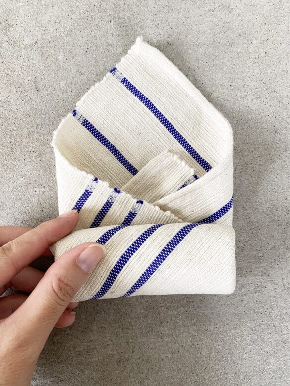 Sådan folder du et minihåndklæde (oshibori)