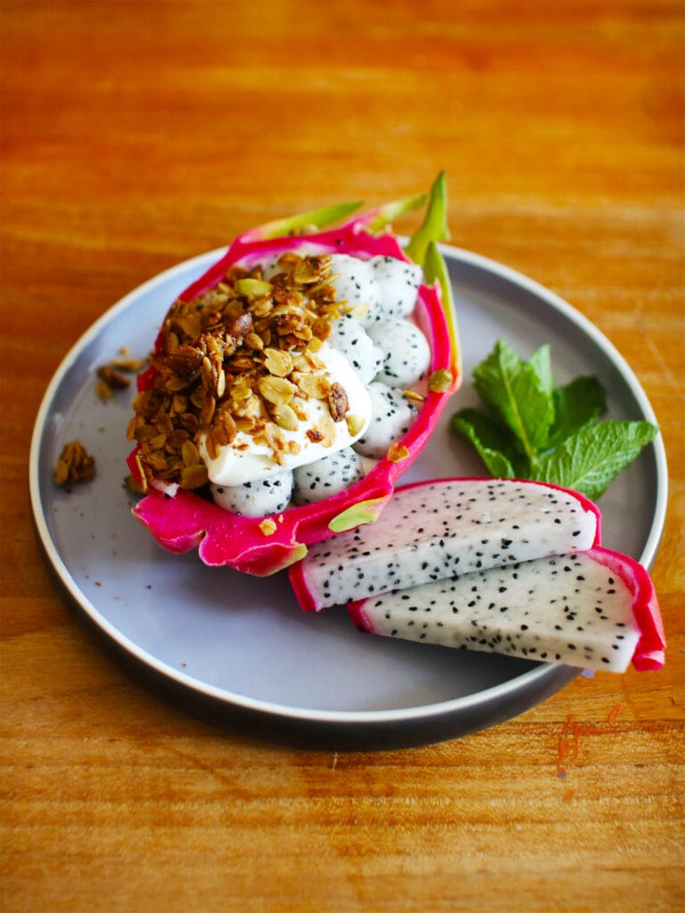 Opskrift: Dragon fruit med græsk yoghurt og granola