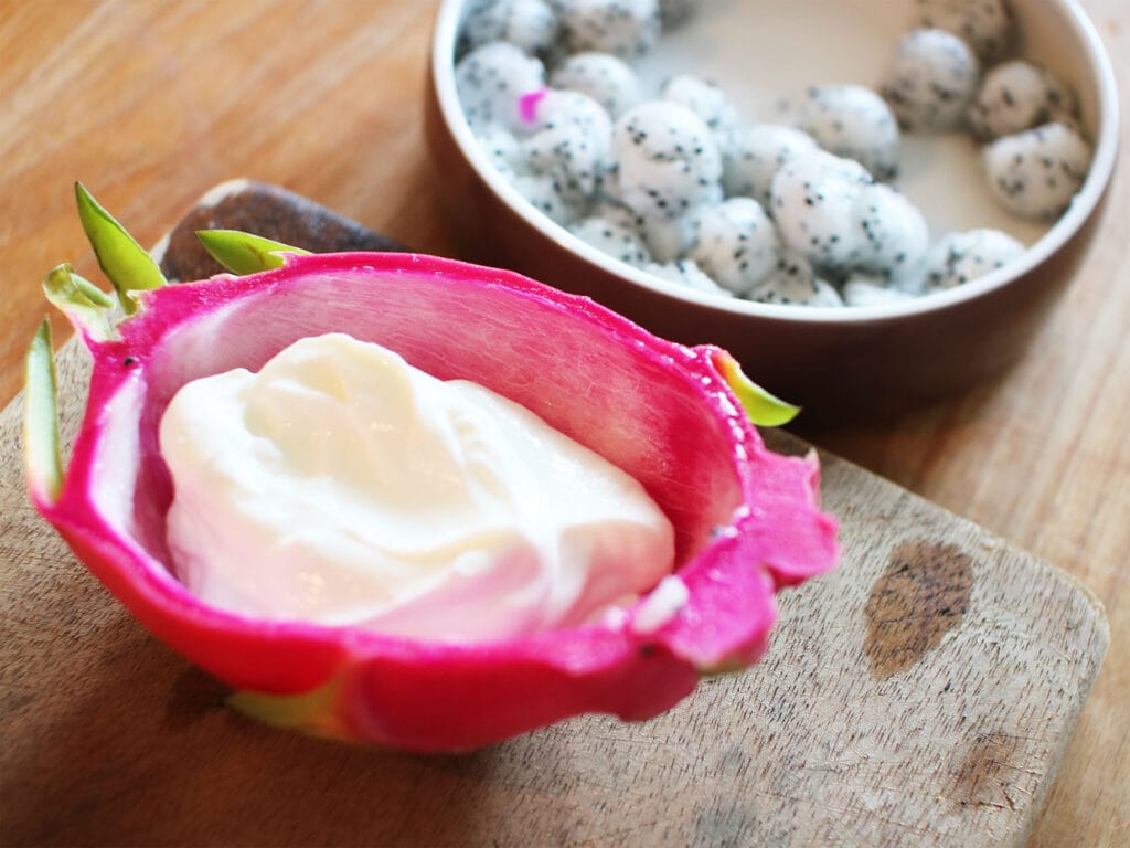 Opskrift: Dragon fruit med græsk yoghurt og granola