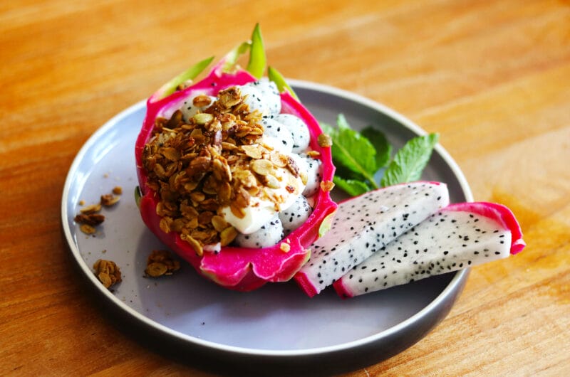 Opskrift: Dragon fruit med græsk yoghurt og granola