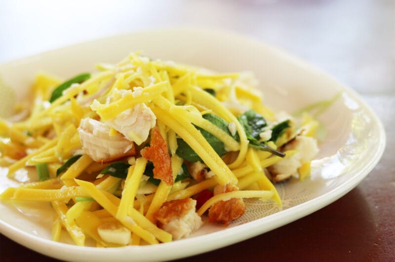 Cambodia Opskrift: Mangosalat med friteret fisk
