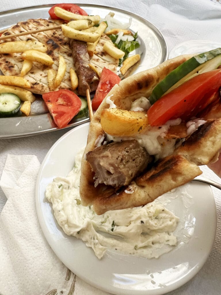 Athen: Souvlaki på Aspro Alogo