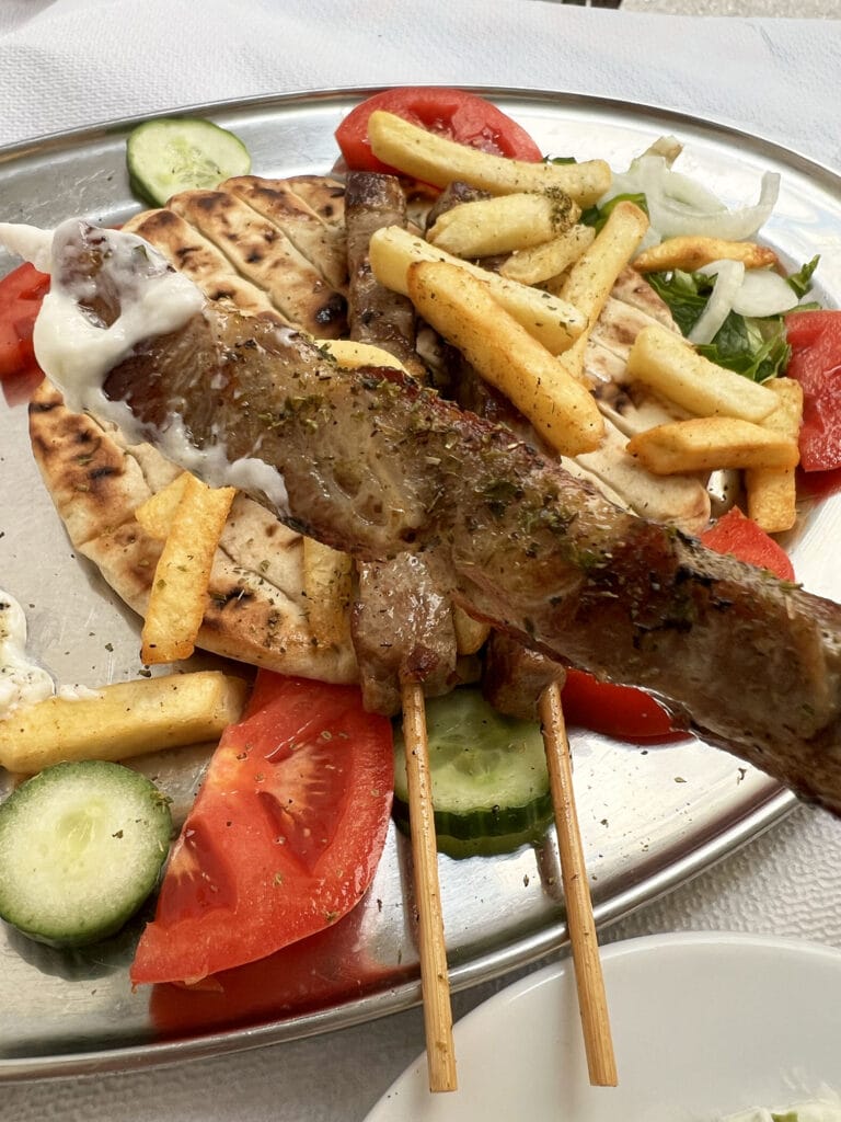 Athen: Souvlaki på Aspro Alogo