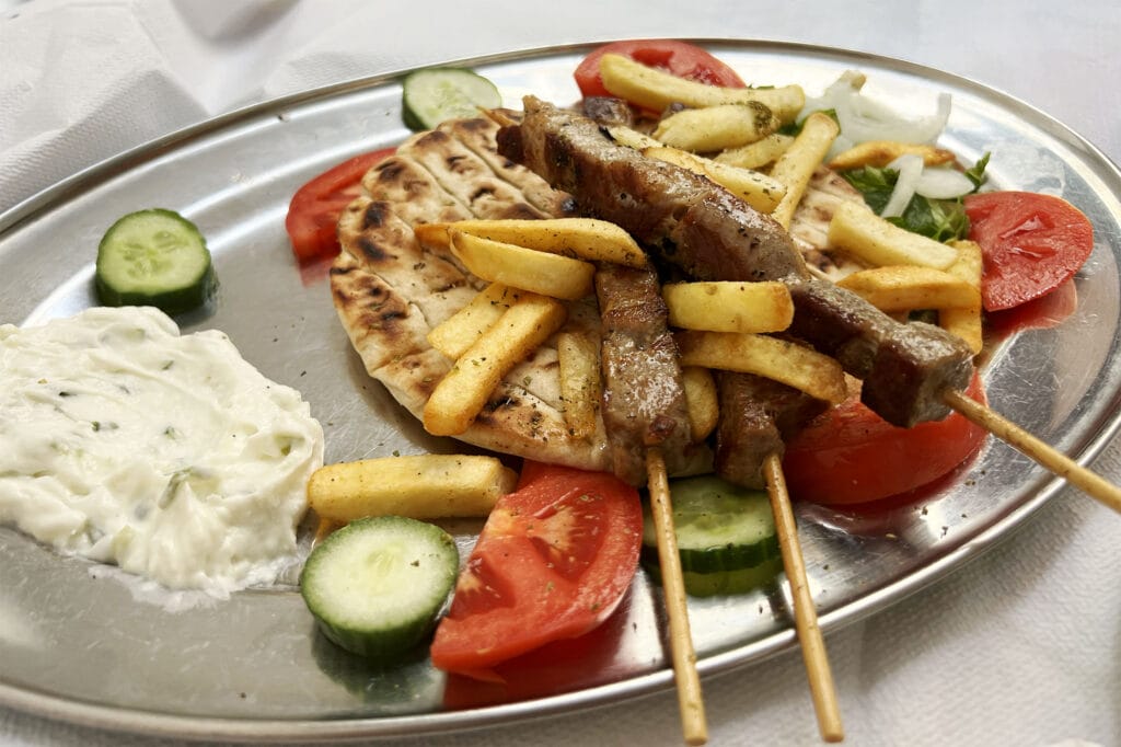Athen: Souvlaki på Aspro Alogo