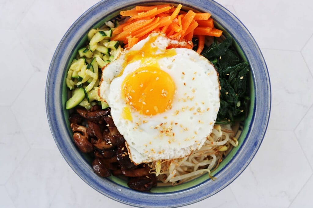 Opskrift: Bibimbap med grøntsager og spejlæg