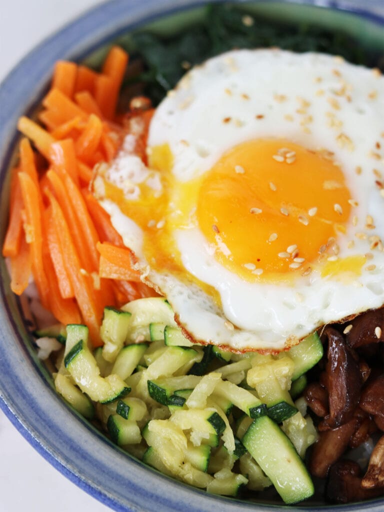 Opskrift: Bibimbap med grøntsager og spejlæg