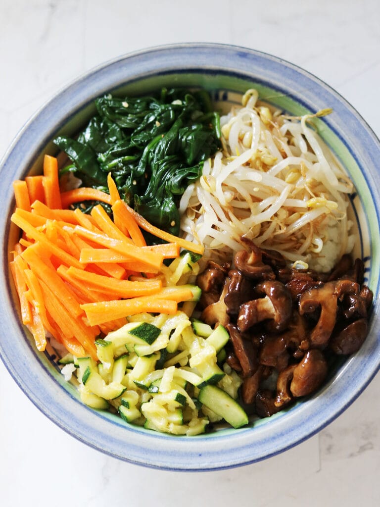 Opskrift: Bibimbap med grøntsager og spejlæg