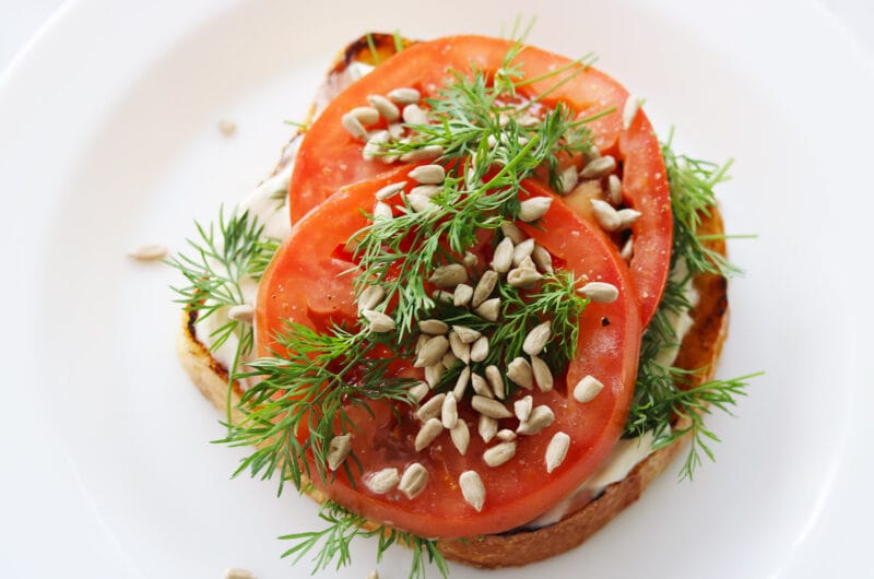Oppskrift: Brødskive med tomat, dill og sitron