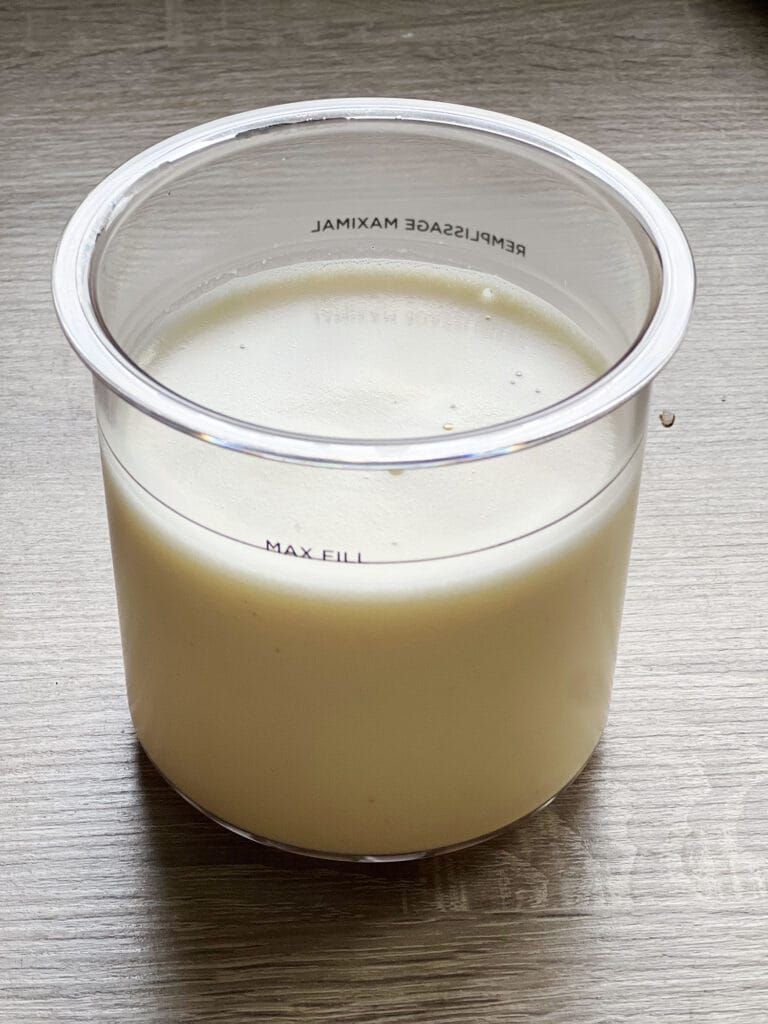 Opskrift: Frozen Custard med bagte ferskner