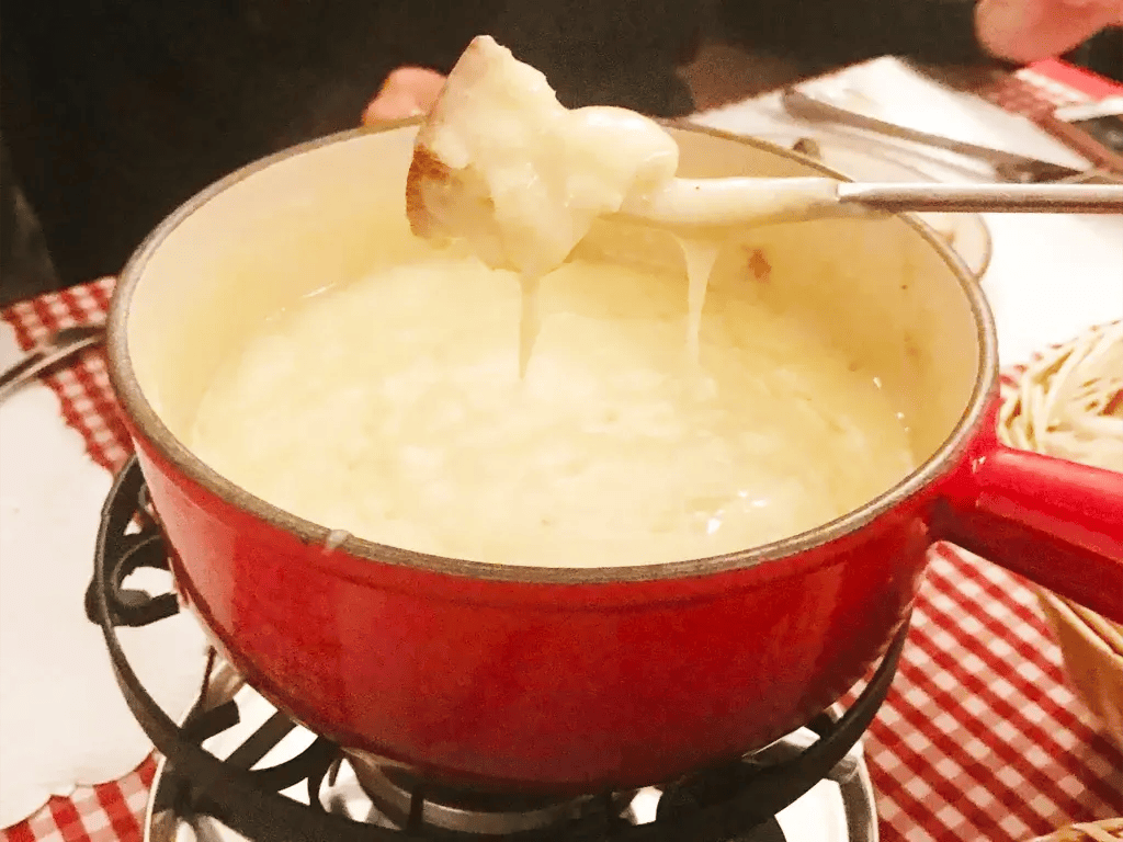 Schweizisk fondue - Smeltet ost og schweizisk hygge