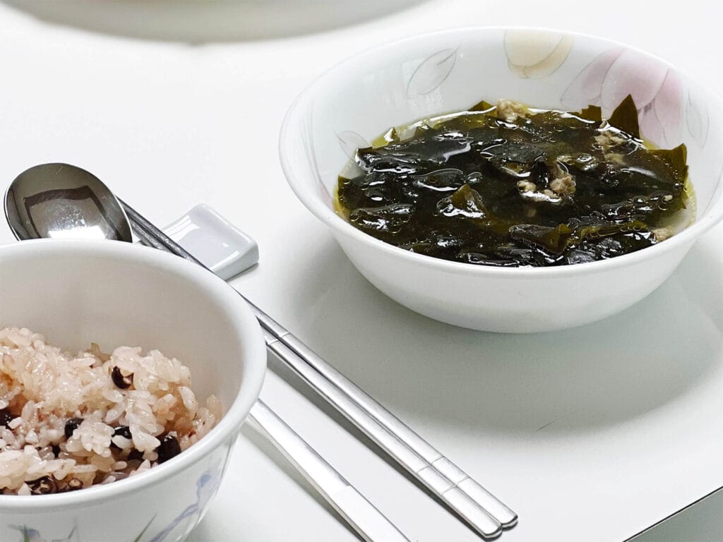 Opskrift: Miyeok Guk – Koreansk tangsuppe (fødselsdagssuppe)